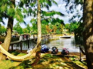 a hammock on the side of a river with two boats at Muelle Amorcito in Tigre