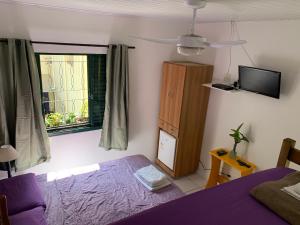 Uma TV ou centro de entretenimento em Villa Paraíso