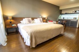 1 dormitorio con 1 cama grande con sábanas blancas en Cozy High End Studio in heart of Palermo Soho -T105- en Buenos Aires