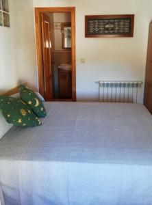 1 cama grande en una habitación con en Casa Rural Los Pineros, en Montán