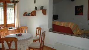 een kamer met een tafel en stoelen en een slaapkamer bij Granada 003 in Alhama de Granada