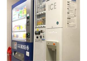 Une machine à glace est installée à côté d'un mur dans l'établissement Kadoma Public Hotel / Vacation STAY 33572, à Kadoma
