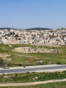 vista sulla città dalla strada di Full Panorama To Archaeological Site Jarash a Jerash