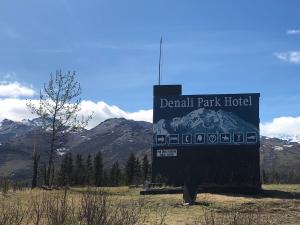 a sign that is on top of a pole at Denali Park Hotel in Healy