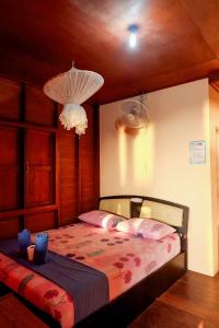 1 dormitorio con 1 cama con dosel y techo en J.B.Hut Bungalows, en Haad Yao