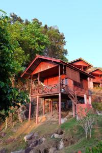 una casa de madera en la cima de una colina en J.B.Hut Bungalows, en Haad Yao