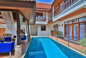 ein Schwimmbad in der Mitte eines Hauses in der Unterkunft Siam Pool Villa Pattaya in Pattaya South