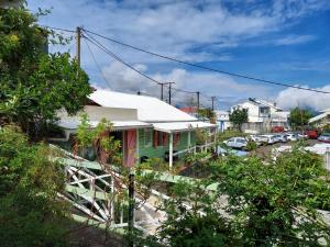 une maison avec un toit blanc dans une rue dans l'établissement Gite Ti Case Lontan, à Cilaos