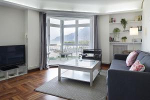 un soggiorno con divano e TV di Iraun - Basque Stay a San Sebastián