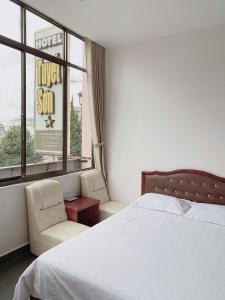 Postel nebo postele na pokoji v ubytování Tuyet Son Hotel