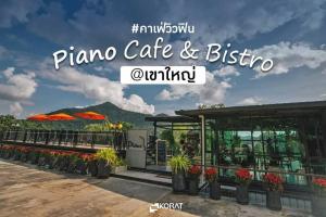 una pizzería cafetería y bistró con plantas en ollas en The Piano Resort Khaoyai, en Mu Si