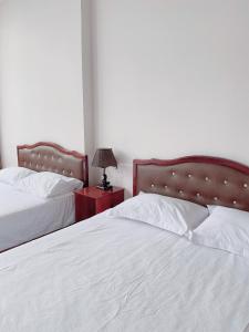 Postel nebo postele na pokoji v ubytování Tuyet Son Hotel