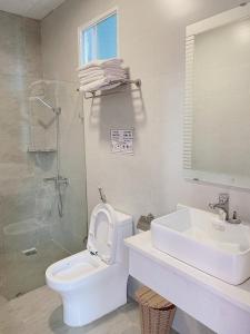 Koupelna v ubytování Tuyet Son Hotel
