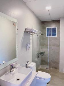 Koupelna v ubytování Tuyet Son Hotel