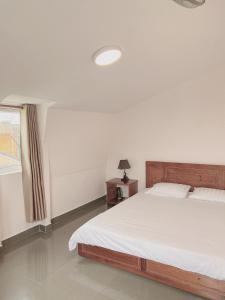 Postel nebo postele na pokoji v ubytování Tuyet Son Hotel
