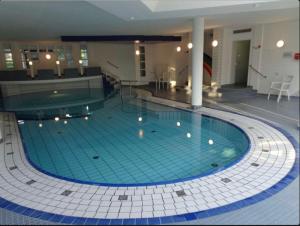 a large swimming pool in a large building at de Bülk in Dorum-Neufeld
