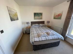 1 dormitorio con 1 cama, 2 lámparas y ventana en Gorsebank View, en Inverness