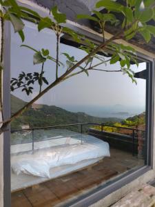 1 cama en un balcón con vistas en Yardbnb 2F, en Jiufen