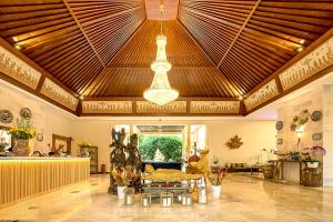 Ein Sitzbereich in der Unterkunft New Sunari Lovina Beach Resort