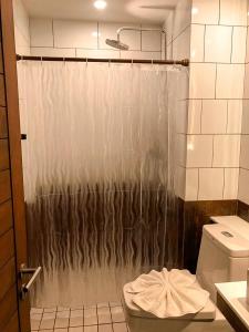 洛坤的住宿－Navakitel Design Hotel，设有带卫生间的浴室内的淋浴帘