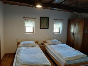 Postel nebo postele na pokoji v ubytování Farmica, Bed&Breakfast, Bazen izdvojen nekoliko minuta hoda