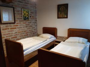 Postel nebo postele na pokoji v ubytování Farmica, Bed&Breakfast, Bazen izdvojen nekoliko minuta hoda