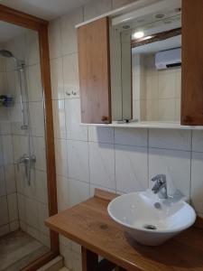 Koupelna v ubytování Farmica, Bed&Breakfast, Bazen izdvojen nekoliko minuta hoda