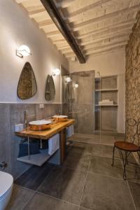 a bathroom with two sinks and a shower at Villa La Petraia in Panzano