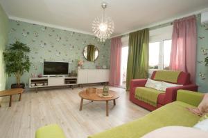 Televízia a/alebo spoločenská miestnosť v ubytovaní Beach apartment Butterfly with sea view