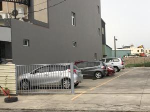 东港东港丽园民宿的停在停车场的一排汽车