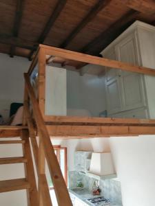 un letto a soppalco in una camera con scrivania di I Lecci a Lerici