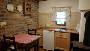 Kuchyň nebo kuchyňský kout v ubytování Farmica, Bed&Breakfast, Bazen izdvojen nekoliko minuta hoda