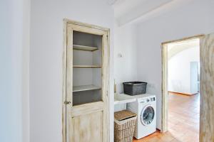 a laundry room with a washer and dryer at Son Camaro in Ciutadella