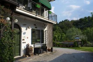 un porche de una casa con una puerta verde en Cascina Graziosa, en Lonato