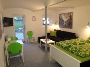um quarto com uma cama e uma sala de estar em Klitgaards Holiday Apartment em Mejeriby
