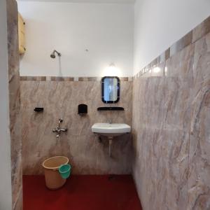 Um banheiro em White Villa Guest House Pondicherry