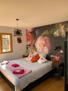 een slaapkamer met een bed met een bloemenmuur bij Chez Kate et lolo in Senneville-sur-Fécamp