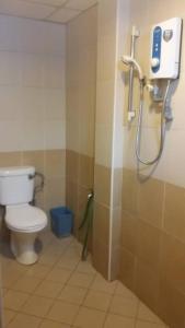 uma casa de banho com um WC e um chuveiro em U HOTEL em Skudai