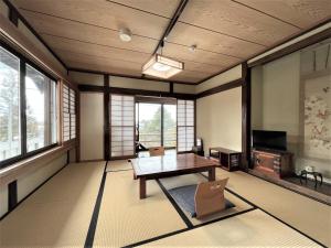 Televisyen dan/atau pusat hiburan di 宿屋白金家 yadoya-shiroganeya 1日1組限定2名から8名様まで 全館貸切り 伝統的建造物の旅籠宿 Traditional culture experience