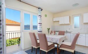 eine Küche und ein Esszimmer mit einem Tisch und Stühlen in der Unterkunft Katja Apartment in Trogir