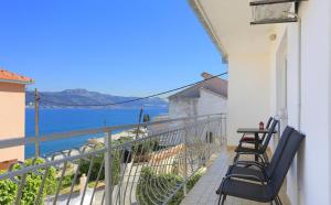 einen Balkon mit Stühlen und Blick auf das Wasser in der Unterkunft Katja Apartment in Trogir