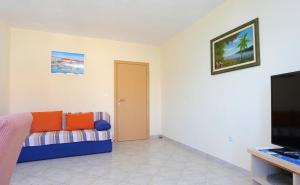 Televízia a/alebo spoločenská miestnosť v ubytovaní Katja Apartment