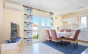 Kuchyňa alebo kuchynka v ubytovaní Katja Apartment