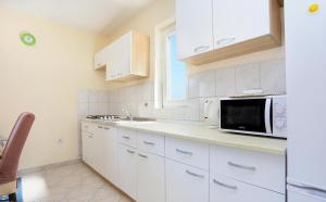 Kuchyňa alebo kuchynka v ubytovaní Katja Apartment