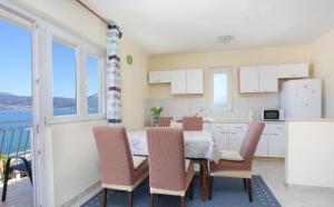 Kuchyňa alebo kuchynka v ubytovaní Katja Apartment
