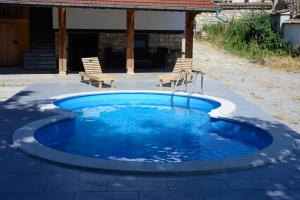 a small pool of blue water in a patio at The White House in Palamartsa in Palamarca