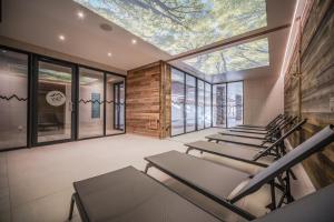 Una fila de sillas en una habitación con una ventana grande. en Sky La Rosière by Alpapart, en La Rosière