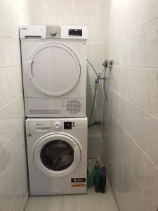 eine Waschmaschine mit einem Spiegel darauf in der Unterkunft Apartment Stockholm, top renoviert, 35qm, Köln nah in Bergisch Gladbach