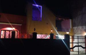 uma vista para um palco à noite com luzes em Vamoose Paradise em Mahārājpur