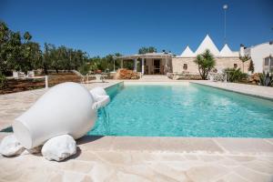 The swimming pool at or close to Il Trullo di Heidi